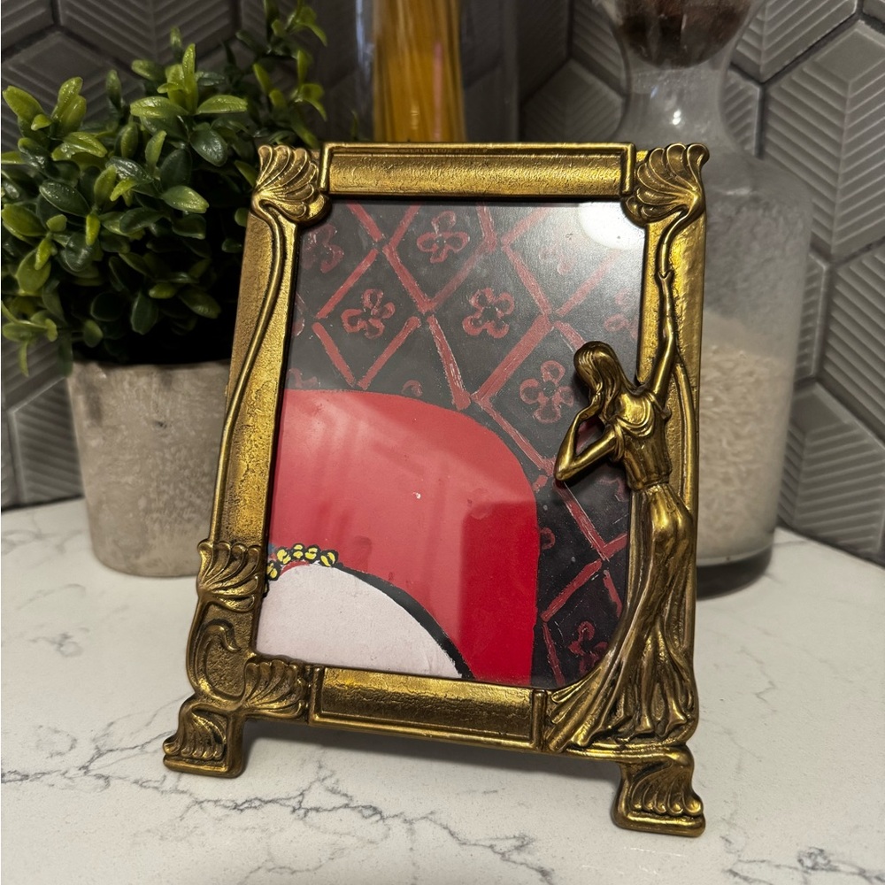 Elegant Gold Photo Frame with Art Deco Design